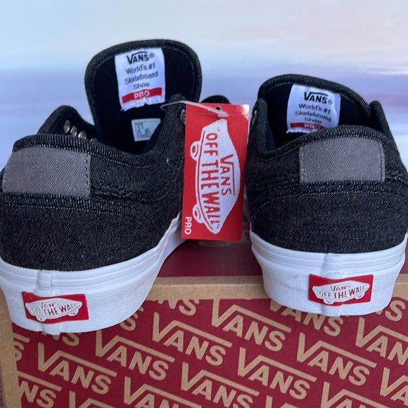 Vans WMNS Chukka Low (Denim) Black/Pewter/White
VN0A38CGRY8
Sneakers - Picture 14 of 16